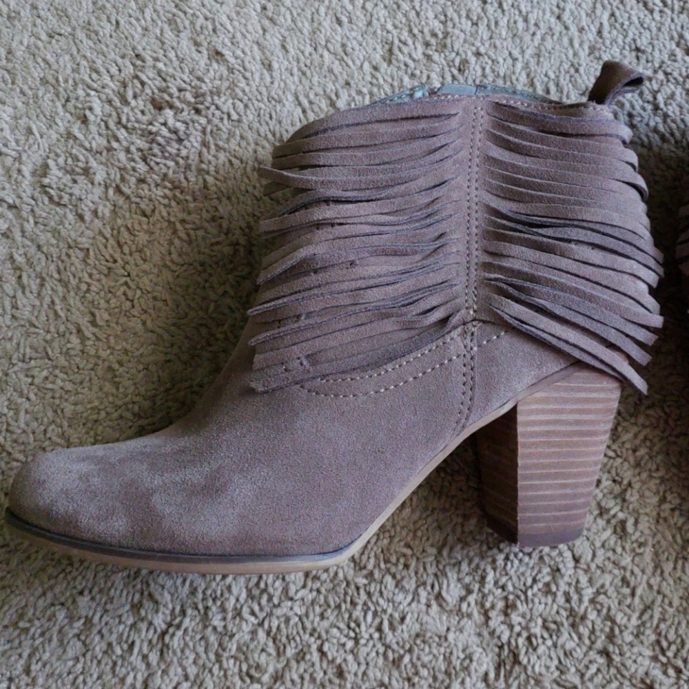 STEVE MADDEN 8.5 SUEDE FRINGE BOOTIES